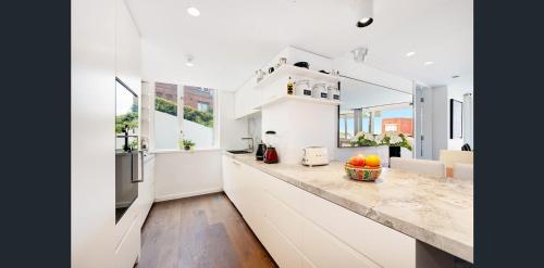 Luxury Harbour Flat, Iconic Views & Coastal Living in Point Piper