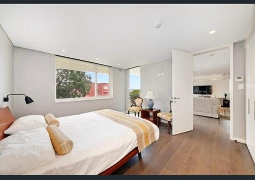 Luxury Harbour Flat, Iconic Views & Coastal Living in Point Piper