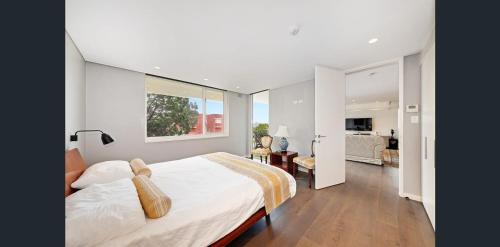 Luxury Harbour Flat, Iconic Views & Coastal Living in Point Piper