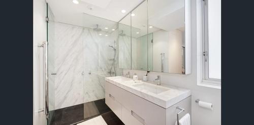 Luxury Harbour Flat, Iconic Views & Coastal Living in Point Piper