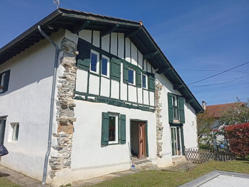 Ferme Basque rénovée avec piscine - 8 pers. - FR-1-792-48 - Location, gîte - Saint-Pée-sur-Nivelle