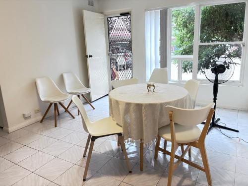 Queen Size Room near the station in Drummoyne