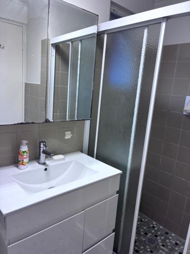 Queen Size Room near the station in Drummoyne