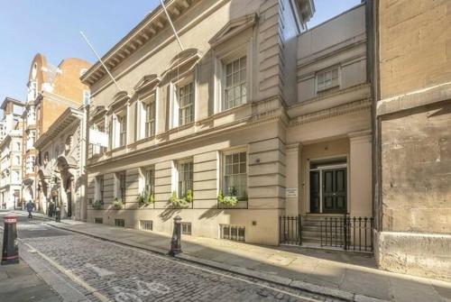 Elegant 1BR Cannon Street Flat in Historic London