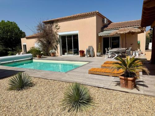 Villa entièrement rénovée spacieuse lumineuse tout confort – khách sạn tại Istres