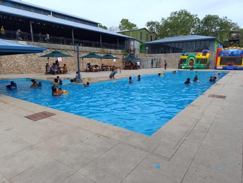 สระว่ายน้ำ, Tuhava Town Resort in พอร์ตมอร์สบี