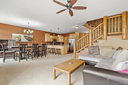 Sleep 10-Big Sandy Villa-Luxury-Lake view deck in Aitkin