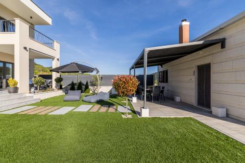 Countryside family villa with pool Zmina in Gizdavac