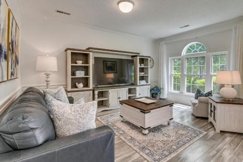 Myrtle Beach Golf Getaway w/ Views & Pool Access – khách sạn tại Forestbrook