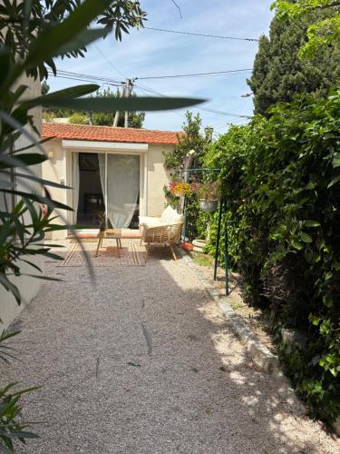 charmant T2 centre cassis avec parking