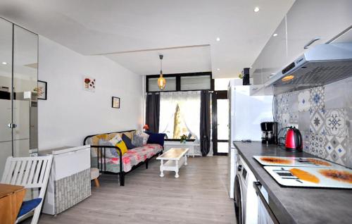 2 Bedroom Lovely Home In Canet-En-Roussillon Pl