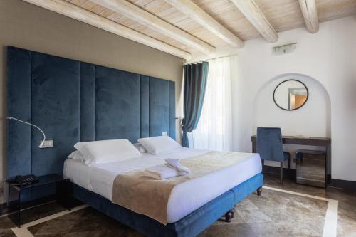 1 queen bed, 1 twin bed