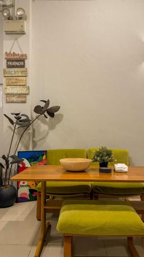 Shared lounge/TV area, City Backpackers - Hostel and Private Rooms in Clarke Quay