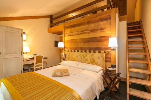 Hotel Lo Scoiattolo Stop at Hotel Lo Scoiattolo to discover the wonders of Courmayeur. The hotel offers a wide range of amenities and perks to ensure you have a great time. Free Wi-Fi in all rooms, facilities for disable