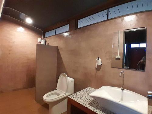 Bany, สบายดีบ่อว้า รีสอร์ท Sabaidee Borwa Resort in Mae Charim