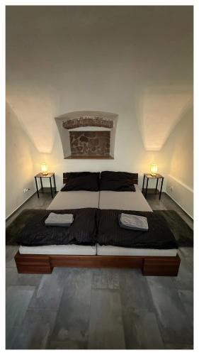 1 queen bed, 1 sofa bed