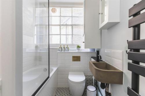 Chic flat near Buckingham Palace & Victoria - image 7