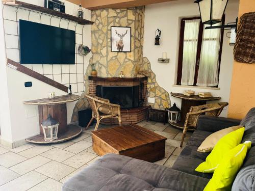 Casa De Crescenzo con piscina in Беллона