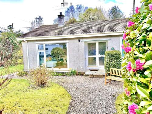 Cosy Crinan Cottage - Pet Friendly, Wetroom, Garden in Crinan