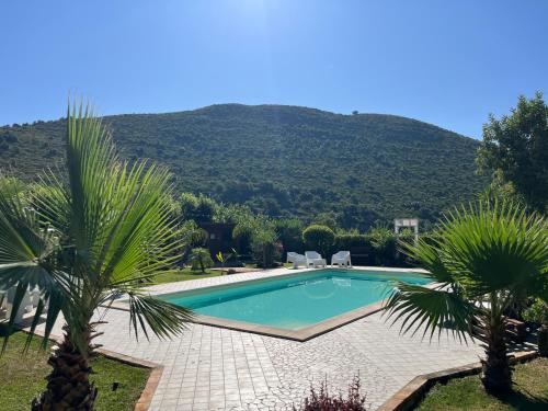 Casa De Crescenzo con piscina in Беллона