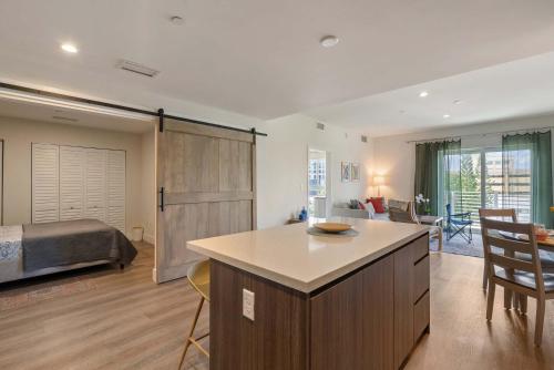 NEW Modern Condo FREE Parking & High Speed Wifi in Hollywood, USA