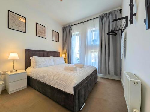 Stylish Rooms Near Airport & City Centre Parking in Garston