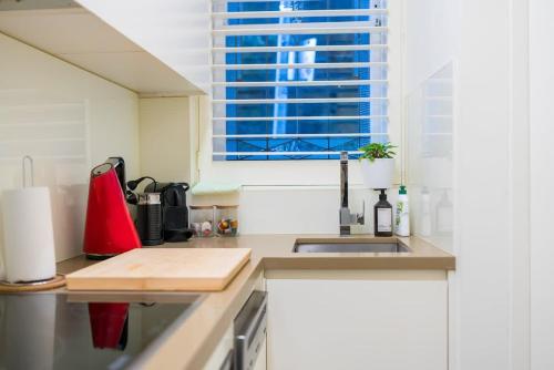 Stylish 1-Bedroom Retreat - image 6
