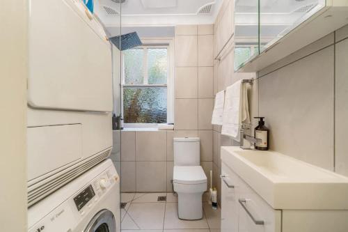 Stylish 1-Bedroom Retreat - image 7