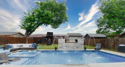 GORGEOUS 5-bd 4ba w Pool, Hot Tub, 2 kitchens, & Game Room Near Dallas Airports! – khách sạn tại Irving