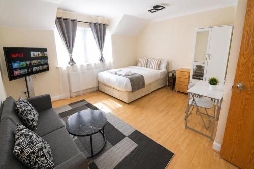 Modern 2-Bedroom House Sleeps 6 Free Parking Wi-Fi gîte à louer Stone