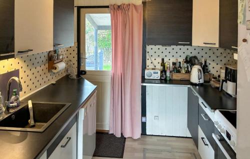 virtuve, Pet Friendly Home In Slagelse With Wifi in Lille Kongsmark