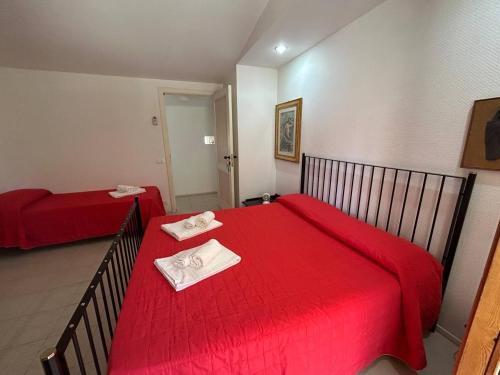 1 queen bed, 1 twin bed