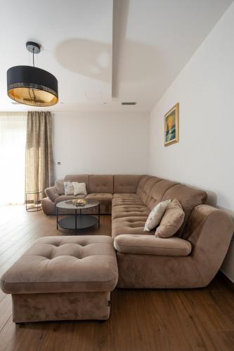 Large Luxury family and friends apartment 1 min walk to Žnjan beach and 2 private garages – khách sạn tại Znjan