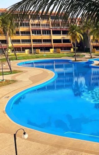 Swimming pool, Apartamento en Villasol Suite con acceso a la playa, piscina y seguridad 24h-Lecheria in Puerto La Cruz
