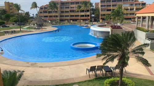 Swimming pool, Apartamento en Villasol Suite con acceso a la playa, piscina y seguridad 24h-Lecheria in Puerto La Cruz