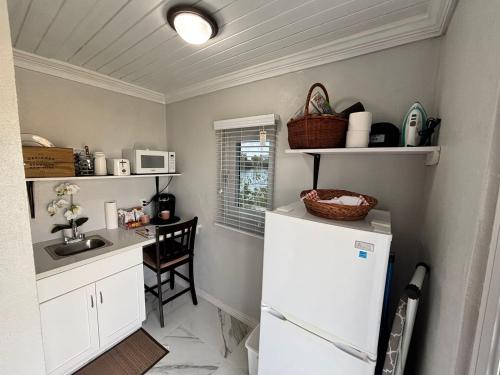 Cozy waterfront studio overlooking upscale marina - Nassau - image 4