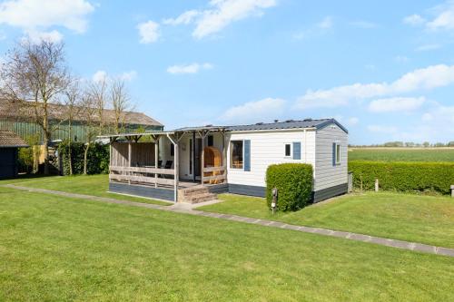 Chalet de Zwaan op camping Oudesluis – khách sạn tại Oudesluis