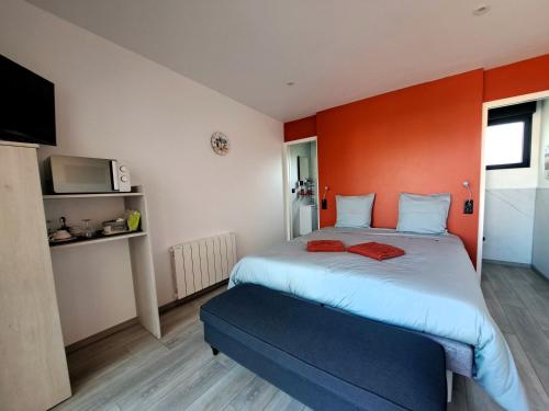 Chambre avec salle de bain privative et borne de recharge électrique T2 (Chambre avec salle de bain privative et borne de recharge electrique T2) in Tourville-Sur-Arques