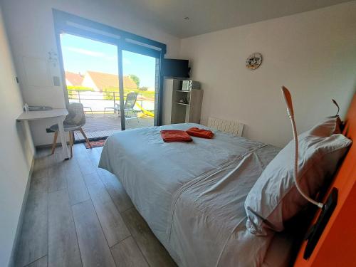 Chambre avec salle de bain privative et borne de recharge électrique T2 (Chambre avec salle de bain privative et borne de recharge electrique T2) in Tourville-Sur-Arques