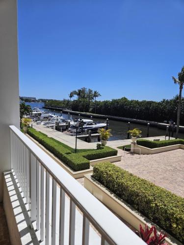 Serene Marina Views await at this One-Bedroom Gem! in Lantana (FL)