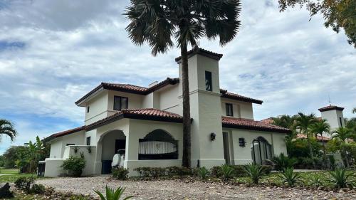 Villa in Buenaventura with private pool, Golf course view, high speed internet in El Chirú