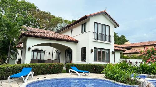 Villa in Buenaventura with private pool, Golf course view, high speed internet in El Chirú