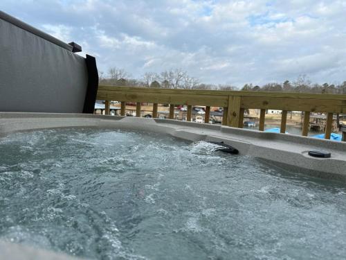 Canary Lake Cottage w/Hot Tub at Sams Pizza in Hot Springs, USA