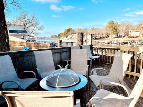 Lake Cottage w/ Hot Tub By Oaklawn & National Park in Hot Springs, USA