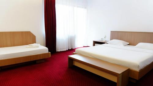 1 king bed, 1 twin bed