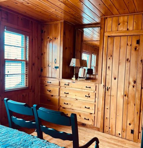Hemlock Cabin Retreat | 3BR + Cedar Guest Suite - image 4