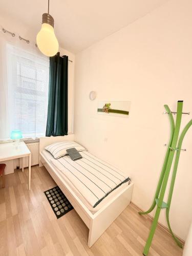 FAVORIT-ROOMS , direkt Metro connection U1 to Centralstation-Airport and City-Center