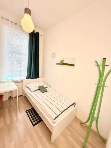 FAVORIT-ROOMS , direkt Metro connection U1 to Centralstation-Airport and City-Center in Wien, Österreich