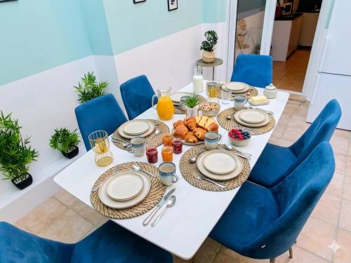Spacious NEW Apt near Promenade up to 6 with AC