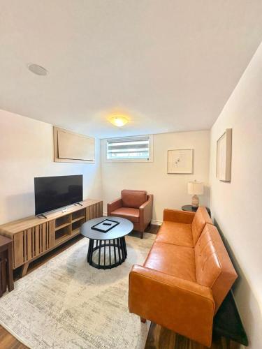 Freshly Renovated Spacious 2BR 2Bath Near TTC and Shops – khách sạn tại North York